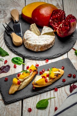 Peynirli sandviç, Alphonso mango, en iyi manzara. Sağlıklı beslenme konsepti, mango ve peynirli Ev yapımı. dikey resim