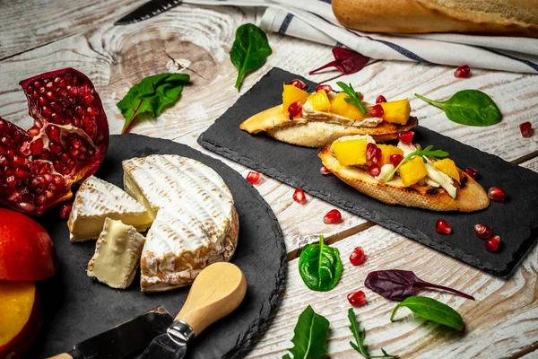 Peynirli tost, mutfakta Alphonso mangosu. Bu Alphonso mango ve Gorgonzola tartines, tost, bruschetta — Stok fotoğraf