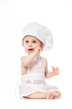 Beyaz arka planda mutfak malzemeleriyle oynayan sevimli bir aşçı çocuk. Küçük Şef. Metin veya tasarım için yiyecek afişi