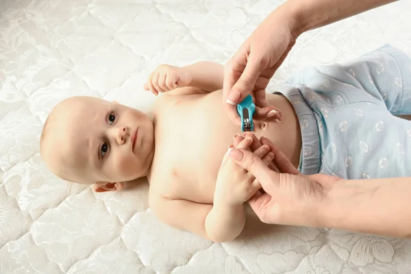 Madre cortando uñas de los pies para el bebé con amor y cuidado, primer plano. Higiene. concepto de limpieza de toallitas, puro, limpio — Foto de Stock