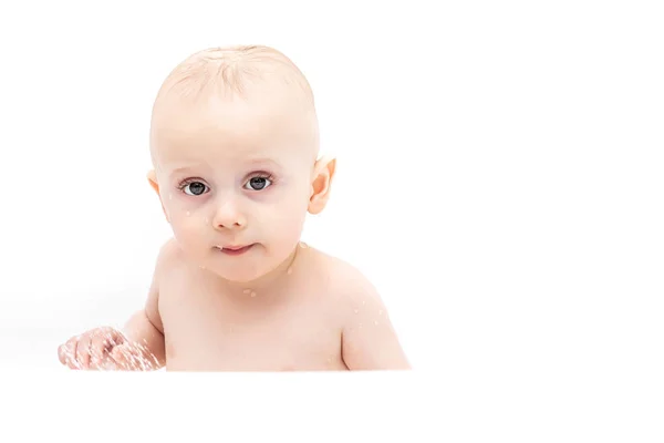 Retrato de menino sorridente, bebê feliz tomando um banho. conceito de higiene dos cuidados de saúde. fundo branco lugar para texto — Fotografia de Stock