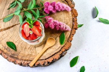 Ahşap kütük üzerinde taze çilek ile doğal yoğurt. Kopyalama alanı