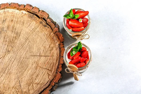 Jordgubb med vispgrädde i ett glas. Gourmet dessert med färska sommar bär och frodig grädde på en trä stubbe. Kopiera utrymme — Stockfoto