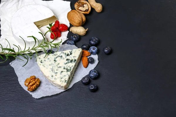 Various types of cheese on wooden background. French national food. Cheese with mold. A delicious appetizer for wine, copy space — Stock Photo, Image