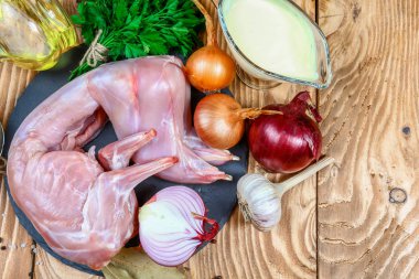 sebze ile ekşi krema sos ile çiğ bütün tavşan pişirme. Şenlikli bir yemek. gurme gıda. Üstte görüntü
