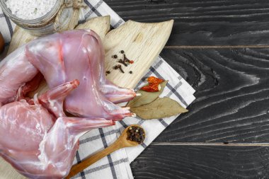 çeşniler ile tavşan. Şenlikli bir yemek. gurme gıda. tarifi kavramı. Üstte görüntü