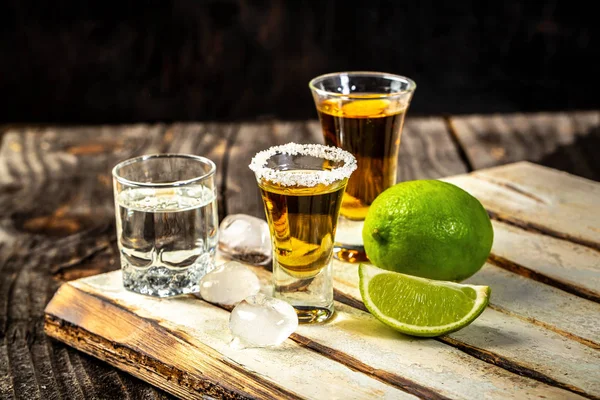 Selección de bebidas alcohólicas sobre fondo rústico de madera. espacio para el texto. concepto bebida de lujo — Foto de Stock