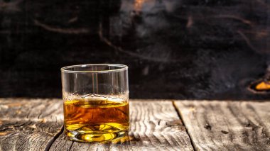 Alkollü içkili bir bardak. oncept lüks içki. Metniniz için boş alan