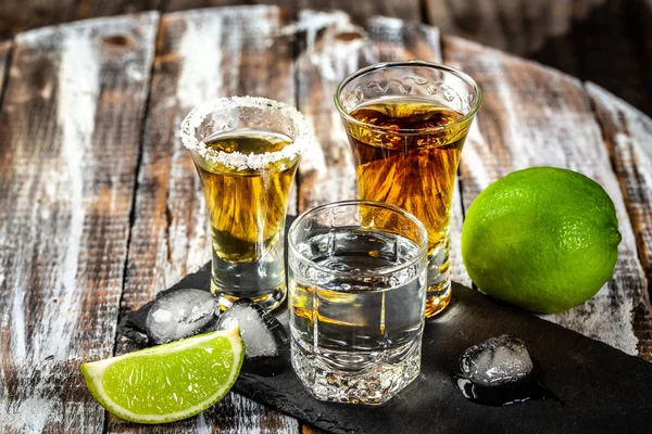 rustik ahşap arka plan üzerinde shot cam güçlü alkollü içecekler. metin için alan. konsept lüks içecek