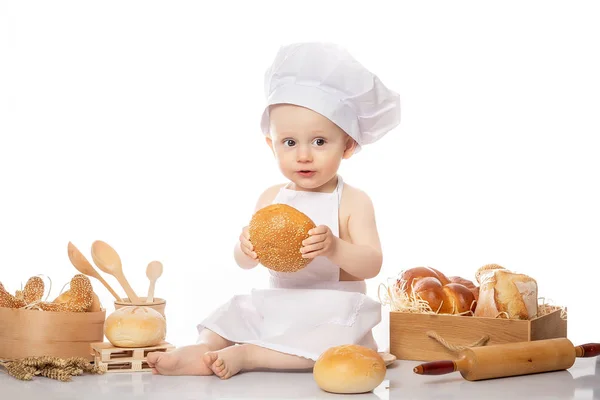 Pequeno cozinheiro com pão. Isolado em fundo branco. Cozinhar conceito de estilo de vida infantil. Criança brincando — Fotografia de Stock