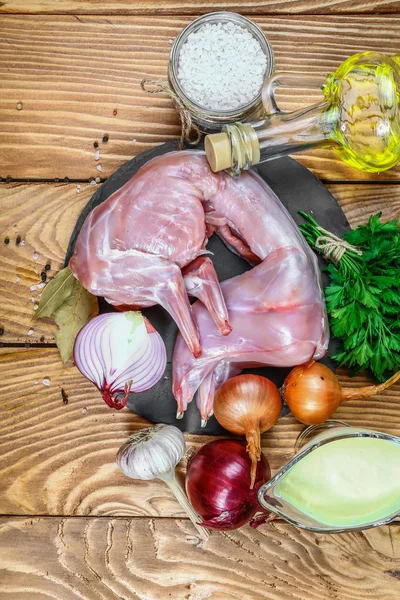Ahşap bir arka plan üzerinde baharat ile Ham tavşan - üst görünümü. Diyet Beslenme Kavramı
