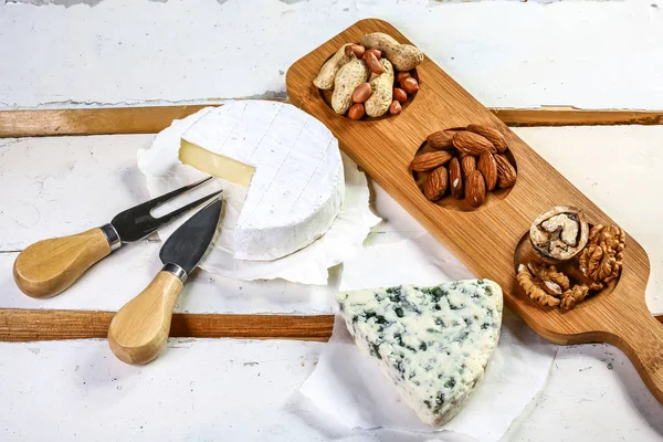 Una bandeja de queso con vena azul y quesos camembert en el fondo de madera, vista superior — Foto de Stock