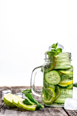 Limon ve salatalık dilimleri ve nane ile infüzyon detoks suyu. Buz gibi yaz kokteyli veya cam mason kavanozda limonata. diyet sağlıklı beslenme ve kilo kaybı. Kopyalama Alanı