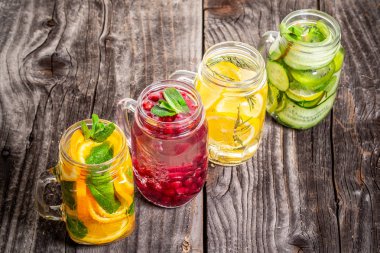 Ahşap bir arka plan üzerinde güneşli bir günde meyve karışımı ile taze limonata. Sağlık, fitness, sağlıklı beslenme diyet kavramı