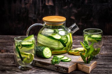 sağlıklı beslenme, içecekler, diyet, detoks kavramı. ahşap bir masa üzerinde mason kavanozlarda detoks su salatalık sulu kireç. metin için alan