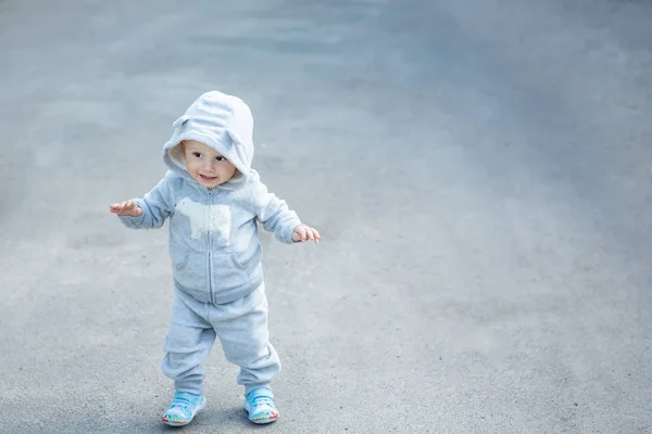 Baby's first steps.The first independent steps. Funny baby boy on knees trying to walk — Stock Photo, Image