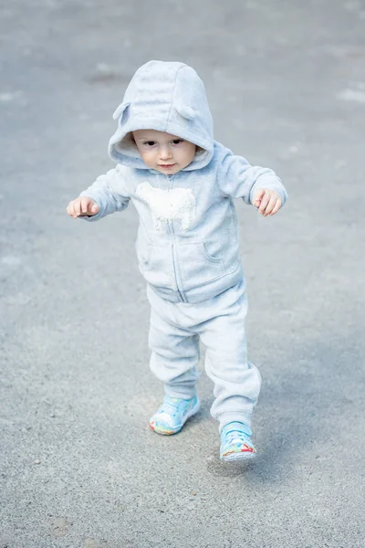 Baby's first steps. one-year-old child takes the first steps. The first independent steps — Stock Photo, Image