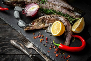 Çiğ taze nehir balığı. Yemek pişirmeye hazırlanıyorum. Tabakta taze balık var. Evde pişirilen balıklar. üst görünüm, metin için alan