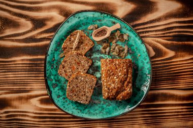 Tohumlu tam tahıllı çavdar ekmeği. Diyet, organik temiz yemek. Üst görünüm, metin için boşluk