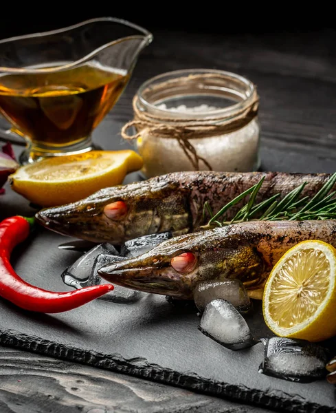 パイク王室プレートまな板上の生の新鮮な川の魚は、古い木製の背景。ロシア料理料理用のスパイスを使った魚。トップビュー — ストック写真