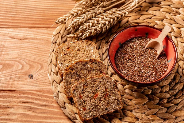 Zdravá stravovací koncepce a ztráta váhy. Nakrájený žitný chléb na střihací desce. Celozrnný žitný chléb se semeny — Stock fotografie