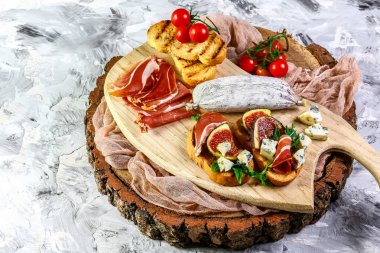 sağlıklı beslenme konsepti için malzemeler. İncirli ve prosciuttolu sandviç. Antipasti gurme bruschetta snack
