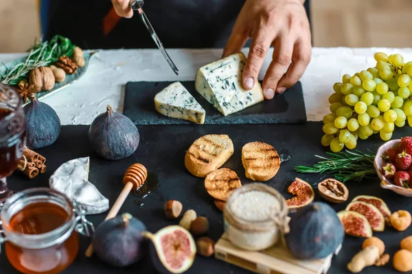 Toasty z serem, figami i miodem w rękach w kuchni. Tartiny Fig i Gorgonzola, tosty, bruschetta. rozlany miodem — Zdjęcie stockowe