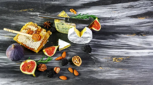 Cheese platter, figs and honey, snacks, on old wooden table. top view. copy space — Stock Photo, Image