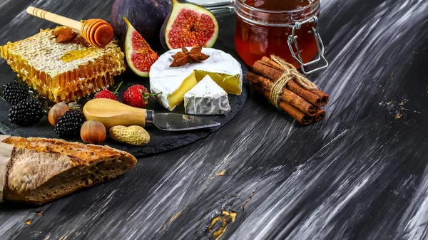 Camembert with figs and hone. cheese platter, snacks, on old wooden table. top view. copy space — Stock Photo, Image