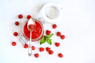 taze ahududu ve nane ile ahududu reçeli. kaşık ve kavanoz üzerinde marmelat. diyet, organik temiz yeme. üst görünüm, metin için alan