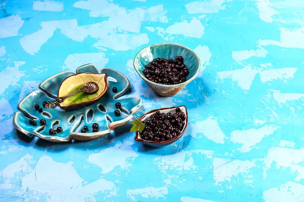 Superfoods antioxidante de mapuche indio. Cuenco de baya maqui fresca sobre fondo azul, vista superior Auténtica imagen estilo de vida — Foto de Stock