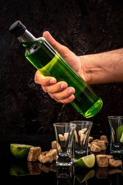 Absinthe, çekim, siyah arka plan üst görünüm kopyalama alanı kireç dilimleri ile kokteyl olun