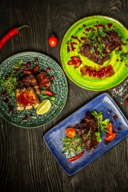 Asya mutfağı kavramı. baharatlı sos ile ızgara domuz kaburga ile yemekler çeşitleri. restoran servis kavramı.metin için boş alan