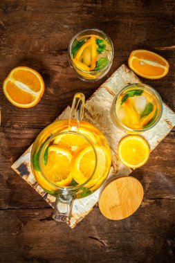 Narenciye, portakal ve nane sarı arka plan taze yaz limonata. Üst te. Sağlıklı gıda, içecekler, fitness, sağlıklı beslenme diyet kavramı