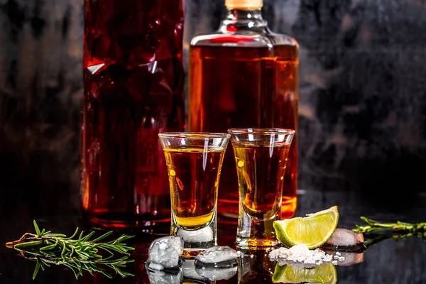 Tequila messicana in oro con lime e sale sulla tavola di legno, concetto di alcol messicano — Foto Stock