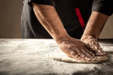 Pizza hamuru veya ahşap koyu siyah bir arka plan üzerinde pişirme. Ekmek, pizza, makarna. metin için alan, yatay fotoğraf
