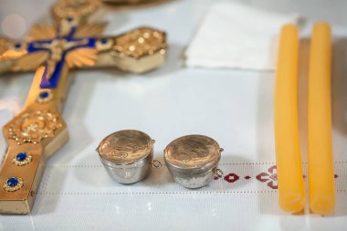 Eski bir kilise kutusunda vaftiz yağı. Ortodoks kilisesinde vaftiz töreni.