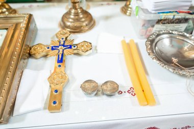 Katolik Kilisesi 'nde kutsal su ve yağ. Eski bir kilise kutusunda vaftiz yağı..