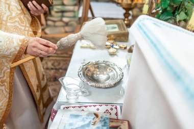 Vaftizin kutsallığı. Vaftiz için bir Ortodoks rahibinin özellikleri. Yazı tipinde vaftiz. Çocuk ve Tanrı. Kutsal su. Bebeği vaftiz ediyorum..