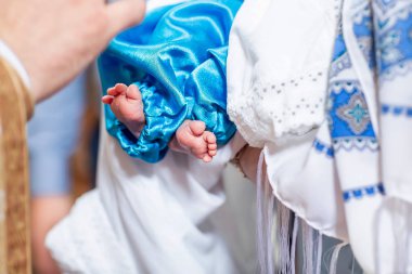 Bebek vaftiz töreni. Bebek vaftiz töreni için hazırlanıyor. Vaftiz töreni için. Vaftiz için Ortodoks bir rahibin nitelikleri