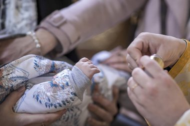 Bebek vaftiz töreni için hazırlanıyor. Vaftiz töreni için. Vaftiz için bir Ortodoks rahibinin özellikleri. Bebeği vaftiz ediyorum.