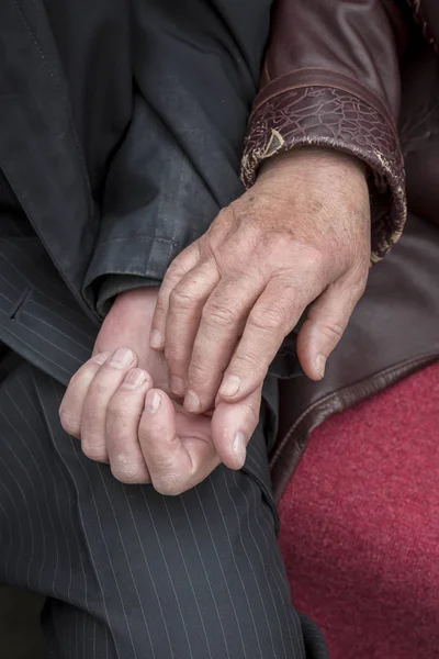 Uomo e donna anziani che si tengono per mano. fedeltà e concetto di amore durevole — Foto Stock