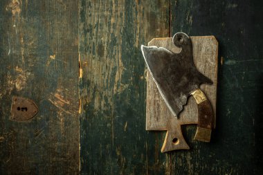 Eski mutfak gereçleri ahşap arka planda Et Kasabı Satırı. Boşluğu kopyala