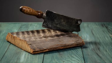 Kitchenware Meat Butcher Cleaver 'ın ahşap arka planında fotokopi alanı var. Yemek konsepti tarif menüsü