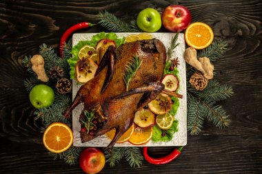 Ev yapımı ördek rostosu. Kızarmış ördek. Şükran Günü ya da Noel yemeği. en üstteki görünüm