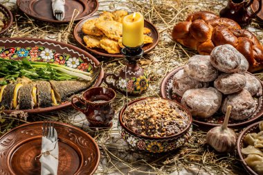 Ortodoks Noel 'i için geleneksel yemek. Kutya - fındıklı buğday lapası, kuru üzüm, bal, haşhaş tohumu. Ukrayna, Belarus ve Polonya 'da geleneksel Noel tatlı yemeği