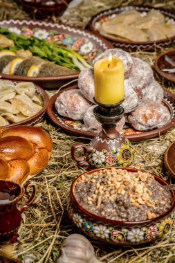 Ukrayna 'da geleneksel Noel masası, ahşap masada. Üst Manzara. Tatil kavramı