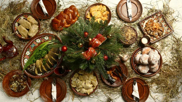 Christmas Family Dinner Table Konzept. traditionelles Weihnachtsessen in der Ukraine, Weißrussland und Polen, auf Holztisch — Stockfoto