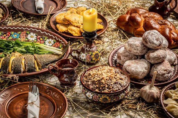 Ortodoks Noel 'i için geleneksel yemek. Kutya - fındıklı buğday lapası, kuru üzüm, bal, haşhaş tohumu. Ukrayna, Belarus ve Polonya 'da geleneksel Noel tatlı yemeği — Stok fotoğraf