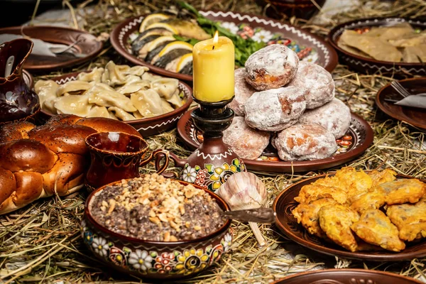 Nochebuena, noche antes de la mesa de Navidad, tradicional mesa de Navidad en Ucrania, en mesa de madera — Foto de Stock